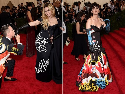 Madonna e Katy Perry estavam coordenadas, afinal, as duas vestiram modelitos da Moschino