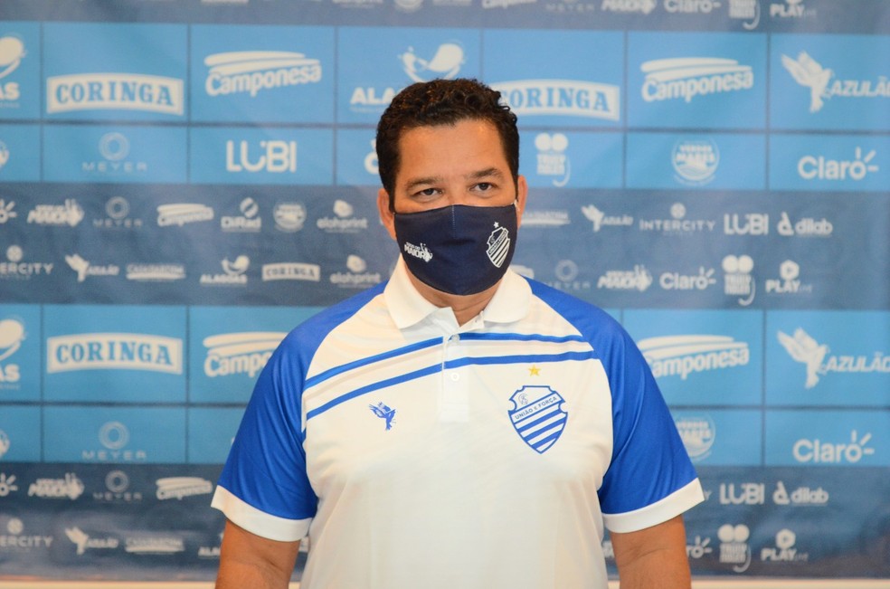 Fábio Lima disse que Paulo Sérgio foi vetado do jogo por precaução — Foto: Augusto Oliveira/CSA