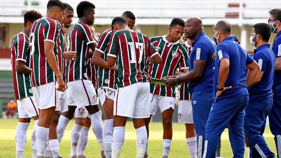 Marcão orienta jogadores do Sub-23 do Fluminense — Foto: Mailson Santana / FFC