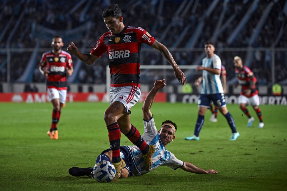 Ayrton Lucas em Racing x Flamengo  &mdash; Foto: Luis ROBAYO / AFP