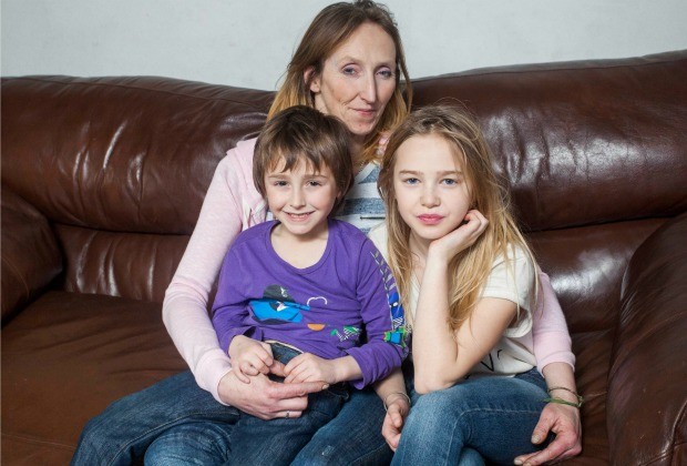 Claudia com os filhos Riley, 4, e Nia, 9: 