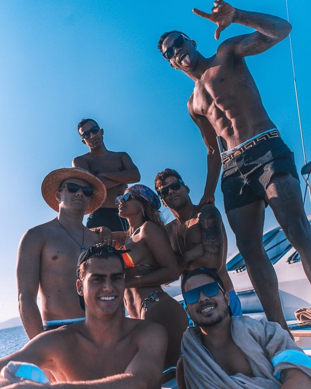 Anitta curte passeio de barco com amigos: 