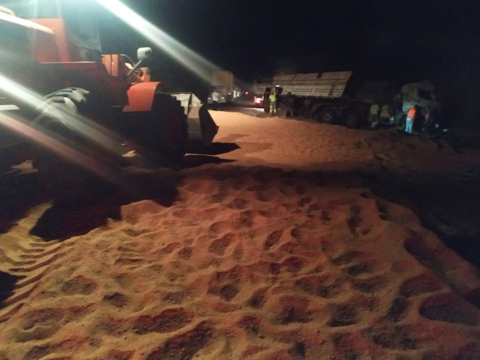 Acidente envolveu dois veículos bitrens e uma picape — Foto: Polícia Rodoviária
