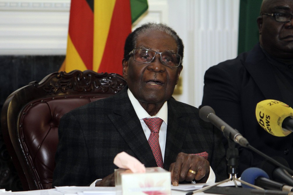 O presidente do Zimbábue, Robert Mugabe, durante discurso transmitido pela televisão — Foto: AP Photo