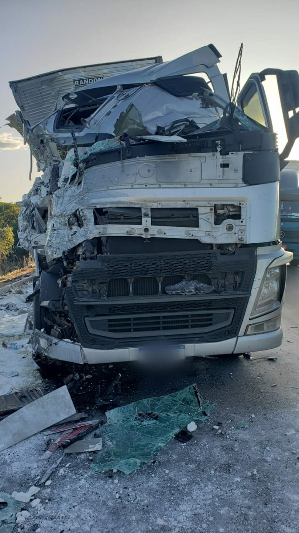 Carreta ficou com a cabine destruída e o motorista não se feriu — Foto: Polícia Rodoviária Federal/ Divulgação