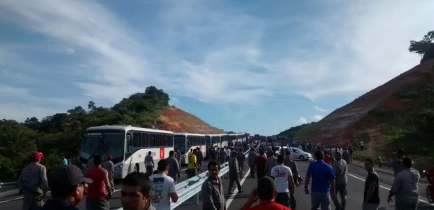 Metalúrgicos do Estaleiro Atlântico Sul, de Pernambuco, protestam contra terceirização (Foto: Divulgação CUT)