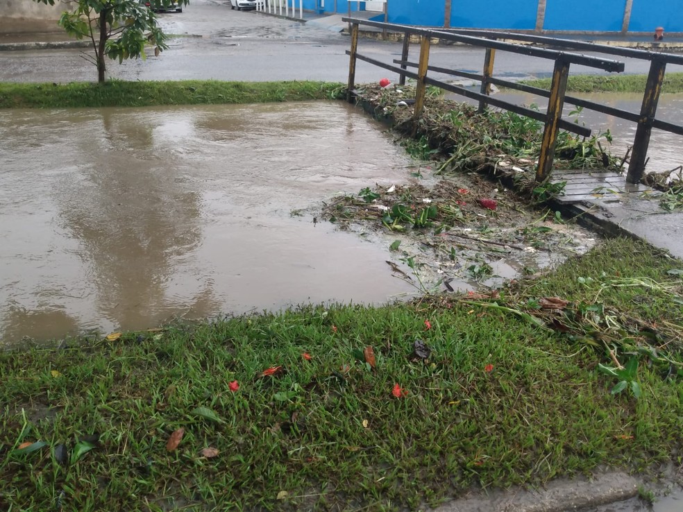 Nível da água em valão no bairro Iguabela, em Iguaba Grande, subiu e alcançou ponte — Foto: Karina de Souza/arquivo pessoal