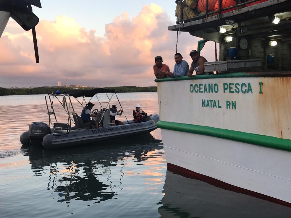 Pescadores atacados por embarcaÃ§Ã£o estrangeira chegaram a Natal neste domingo (25) â€” Foto: Kleber Teixeira/Inter TV Cabugi