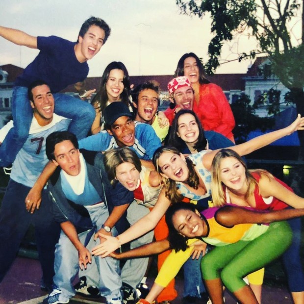 Fernanda Paes Leme com Sandy, Junior e o elenco da série (Foto: Reprodução Instagram)