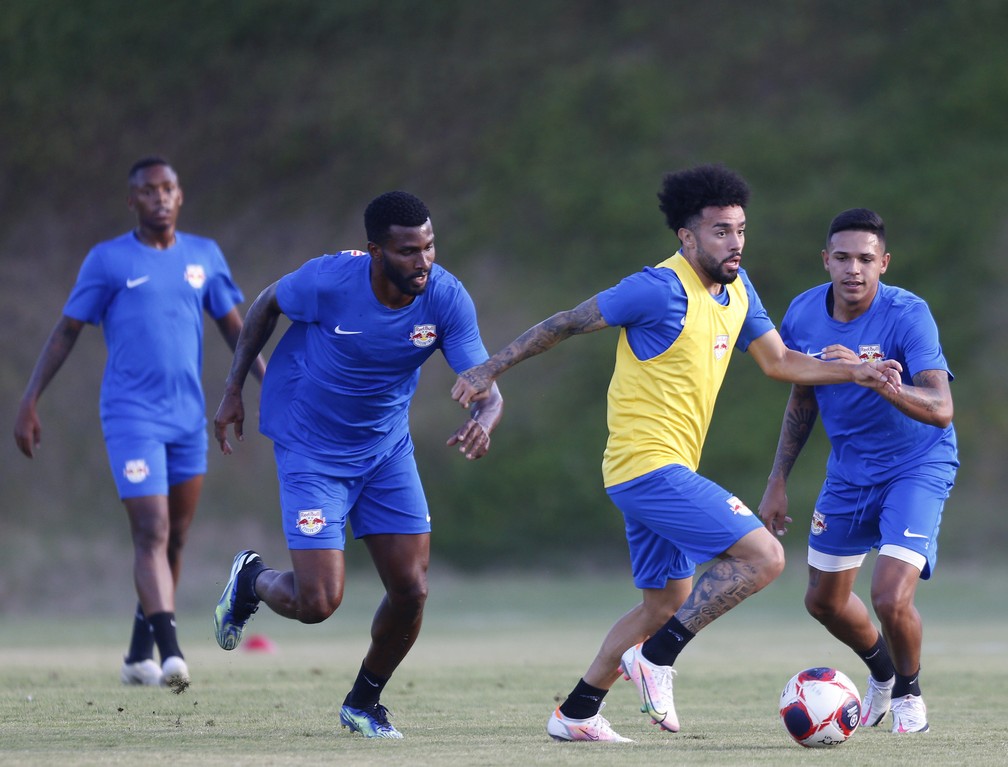 Claudinho, de colete amarelo, é um dos principais nomes do elenco do Bragantino — Foto: Ari Ferreira/Red Bull Bragantino