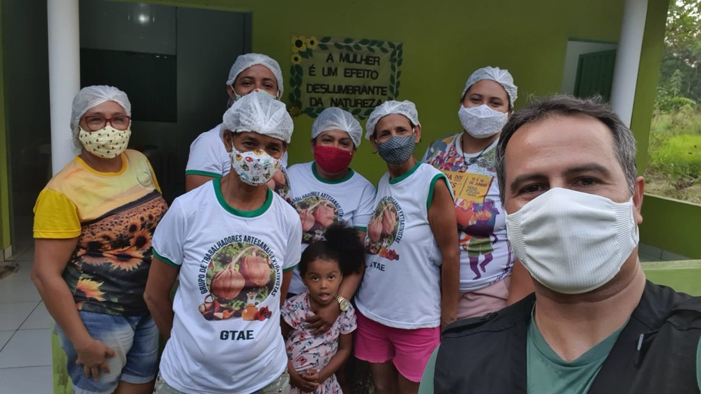 Grupo de mulheres de cadeia produtiva do fruto da Amazônia com o repórter Fabiano Villela — Foto: Globo Repórter