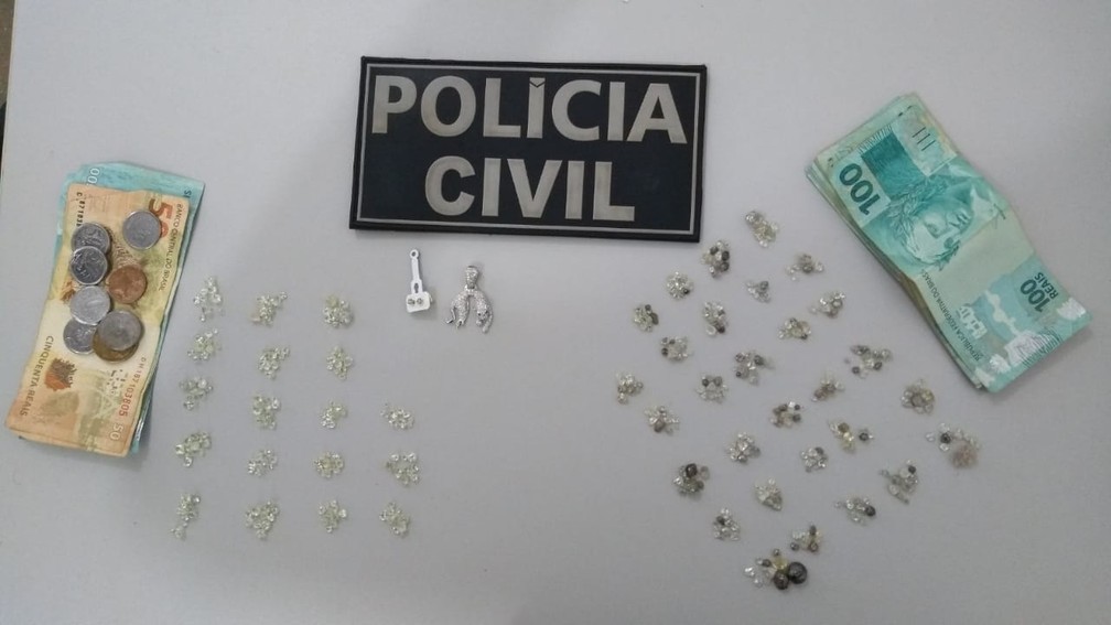 Ex-assessor da ALMT e mais um foram presos com 470 pedras de diamante extraídas de terra indígena — Foto: Polícia Civil de Mato Grosso/Divulgação