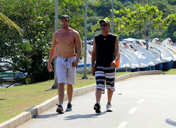 Romni se exercita na companhia de amigo na Lagoa Rodrigo de Freitas (Foto: Fábio Moreno/Foto Rio News)