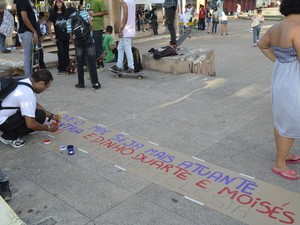 Faixas e cartazes foram confeccionados na manifestação (Foto: Abinoan Santiago/G1)