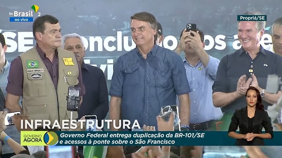 Bolsonaro participou do evento ao lado de autoridades, como o senador Fernando Collor — Foto: Reprodução/TV Brasil