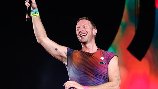 Chris Martin, do Coldplay, pede que fãs devolvam pulseiras de LED: 'Muito caras'