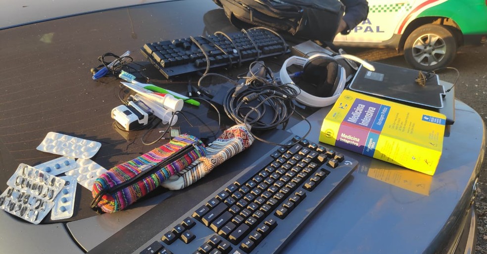 Materiais e medicamentos apreendidos pela polícia — Foto: Divulgação