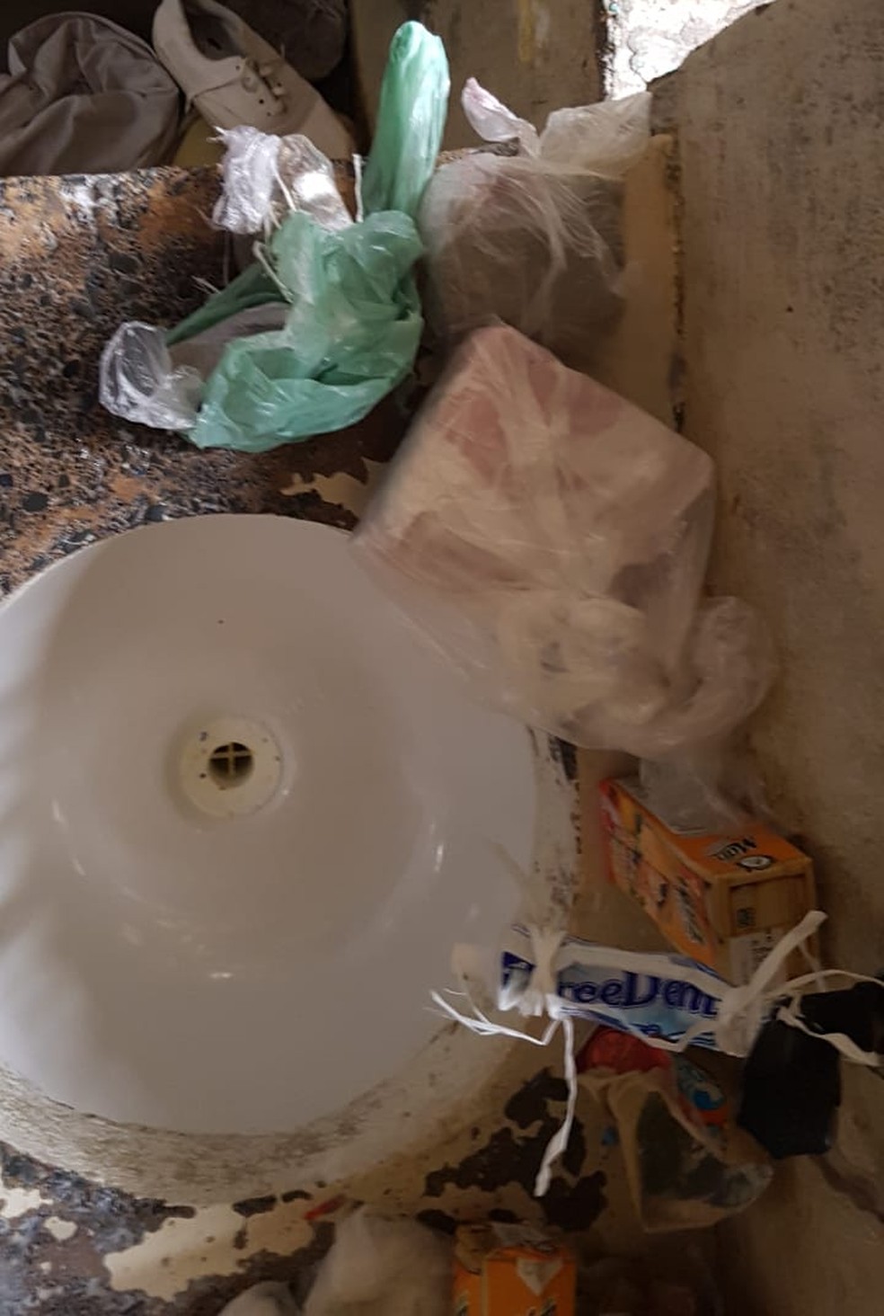 Pertences encontrados dentro de cela na Penitenciária da Papuda, em Brasília — Foto: PCDF/Divulgação