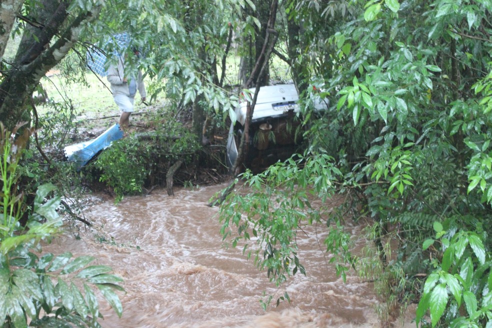 Carro foi arrastado por correnteza em Pato Branco — Foto:  Marcilei Rossi/Diário do Sudoeste