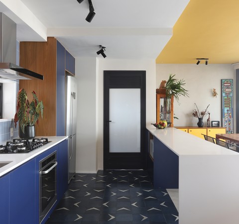 Apartamento de 150 m² exibe décor e teto coloridos