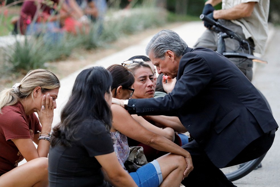 O arcebispo da Arquidiocese de San Antonio, Gustavo García-Siller, consola mães após o ataque à escola Robb Elementary, na cidade de Uvalde, no Texas, no dia 24 de maio de 2022   — Foto: Marco Bello/Reuters