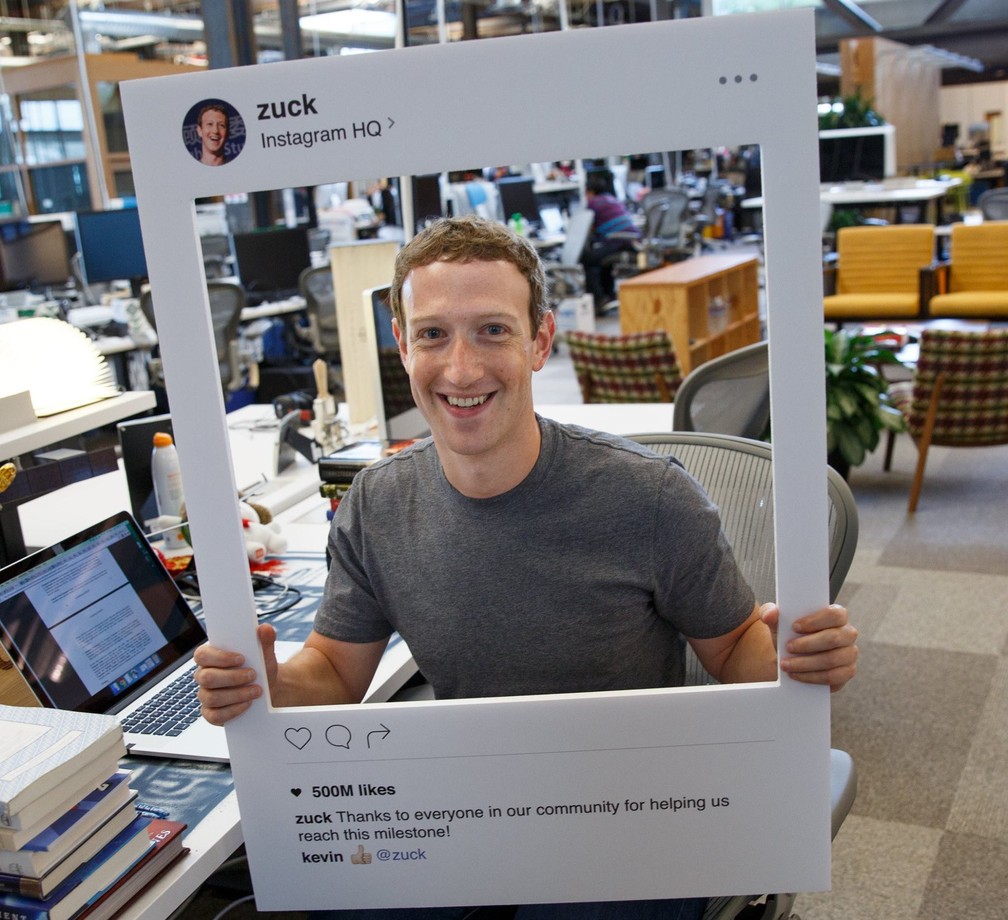 MacBook de Mark Zuckerberg aparece com fita sobre a webcam e microfone em foto de 2016 que comemorava 500 milhões de usuários no Instagram. — Foto: Reprodução
