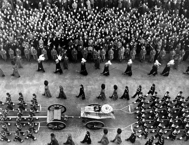 Funeral do rei George 6º, pai de Elizabeth 2ª, em 10 de fevereiro de 1952 (Foto: Getty Images via BBC News)