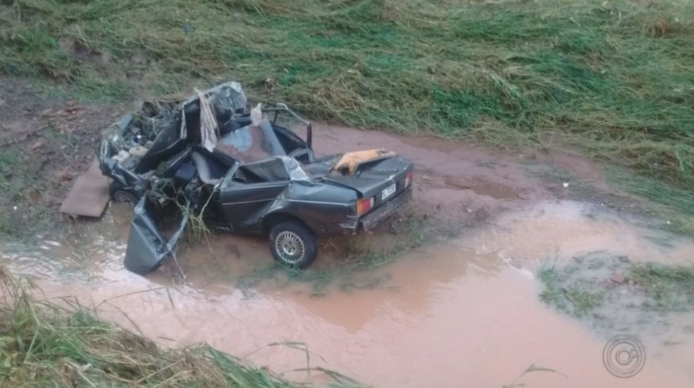 Carro de serralheiro foi achado destruído — Foto: TV TEM/Reprodução