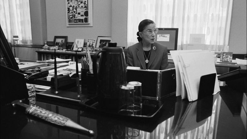 Ginsburg em seu gabinete na Suprema Corte em Washington DC, 2002 (Foto: DAVID HUME KENNERLY/GETTY IMAGES, via BBC News Brasil)