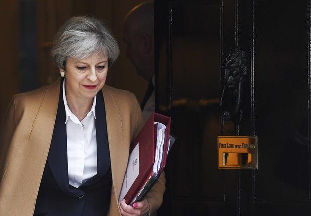 A primeira-ministra Theresa May deixa 10 Downing Street para ir ao Parlamento pedir união após iniciar processo do Brexit (Foto: Andy Rain/EFE)