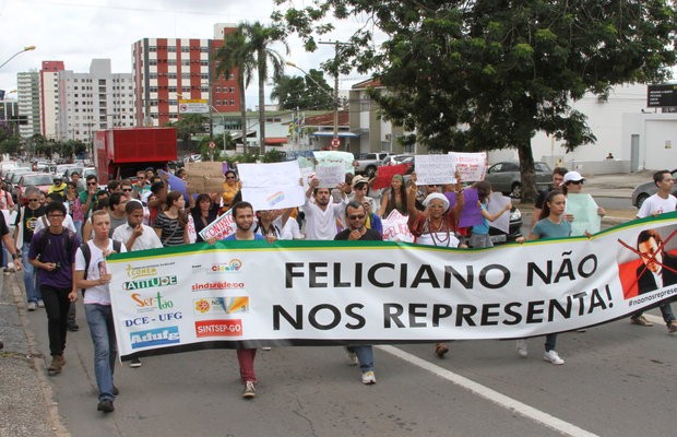 Protesto contra o deputado e pastor Marco Feliciano (PSC), em Goiânia, Goiás (Foto: Adriano Zago/G1)