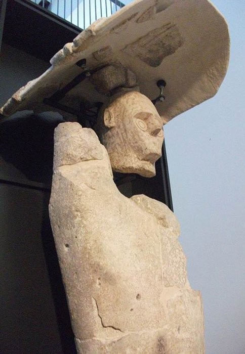 Alguns dos gigantes de Mont'e Prama tinham escudos de pedra curvados sobre suas cabeças, como é o caso dos dois encontrados recentemente (Foto: Creative Commons )