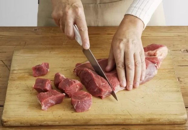 É importante lavar a faca e a tábua de corte depois que ela teve contato com um alimento cru, como uma carne vermelha (Foto: GETTY IMAGES via BBC)