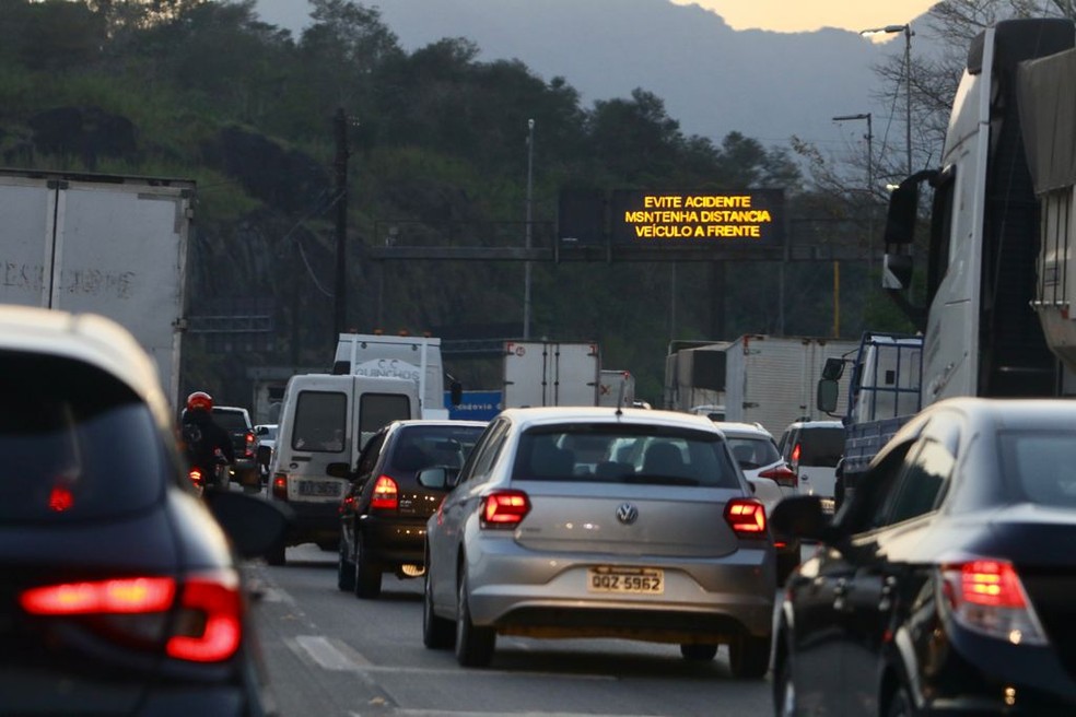 Rodovias do litoral de SP ficam congestionadas na véspera do feriado — Foto: Vanessa Rodrigues/Jornal A Tribuna