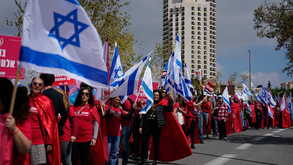 Israelenses protestam contra o plano de revisão judicial do primeiro-ministro Benjamin Netanyahu na frente do parlamento, em Jerusalém — Foto: Ariel Schalit / AP Photo