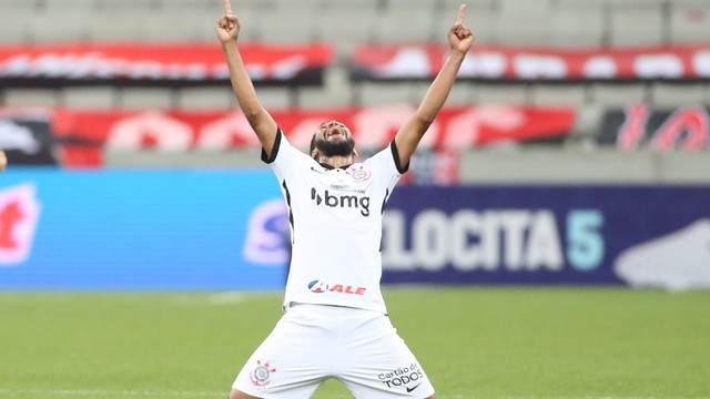 Everaldo festeja o gol do Corinthians sobre o Athletico-PR