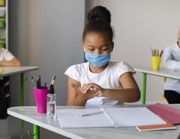 Criança na escola pós-pandemia (Foto: esccola)