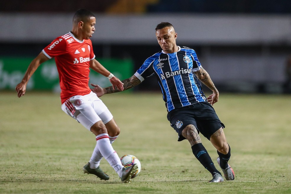 Everton aplicou uma caneta em Marcos Guilherme no último Gre-Nal — Foto: Lucas Uebel/Grêmio