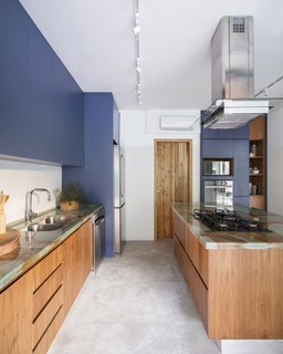 COZINHA | A marcenaria combina azul e um tom claro de madeira foi desenhada pelo escritório e executada pela Marcenaria do Vandelson. Projeto do Angá Arquitetura