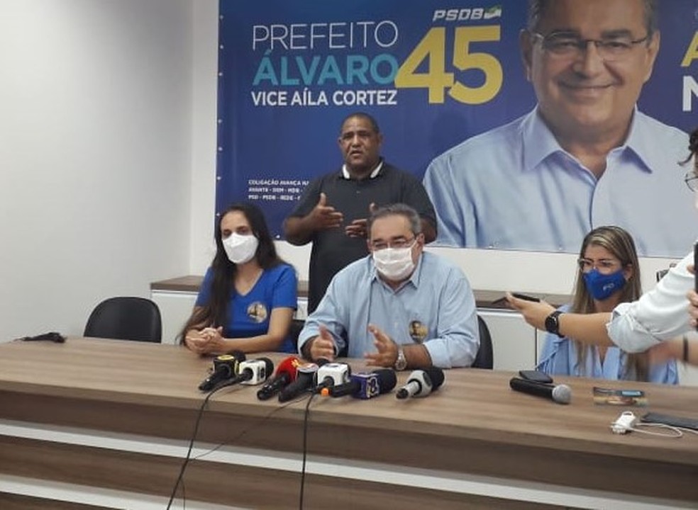 Álvaro Dias, PSDB, concede primeira entrevista após eleito, neste domingo (15) em Natal. — Foto: Julianne Barreto/Inter TV Cabugi