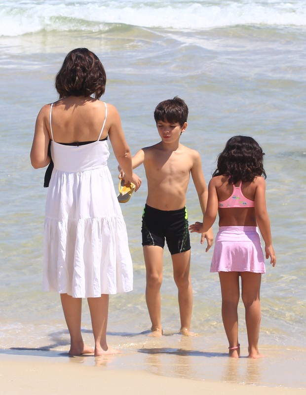 Vanessa Giácomo curte praia com os filhos no Rio (Foto: Fabricio Pioyani/ AgNews)