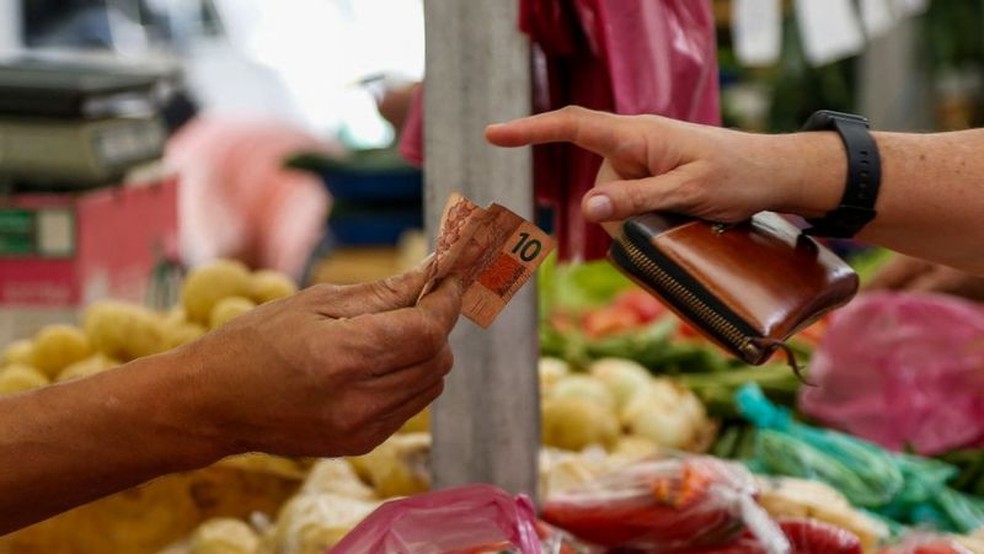 No Brasil, projeções indicam um inflação de 5,64% em 2022, uma das menores taxas do mundo. — Foto: BBC