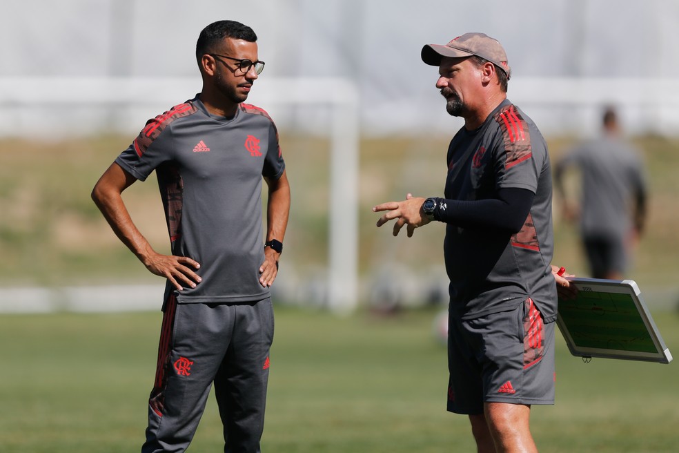 Fábio Matias em papo com o analista de desempenho do sub-20 do Flamengo Douglas Barbosa — Foto: Gilvan de Souza/Flamengo