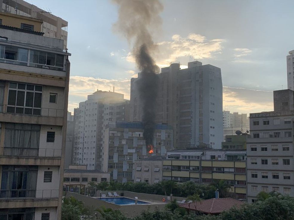 Segundo o Corpo de Bombeiros, incêndio aconteceu em um apartamento na esquina das ruas Major Quedinho e Santo Antônio, na República. Dez viaturas foram ao local. — Foto: Celso Tavares/G1
