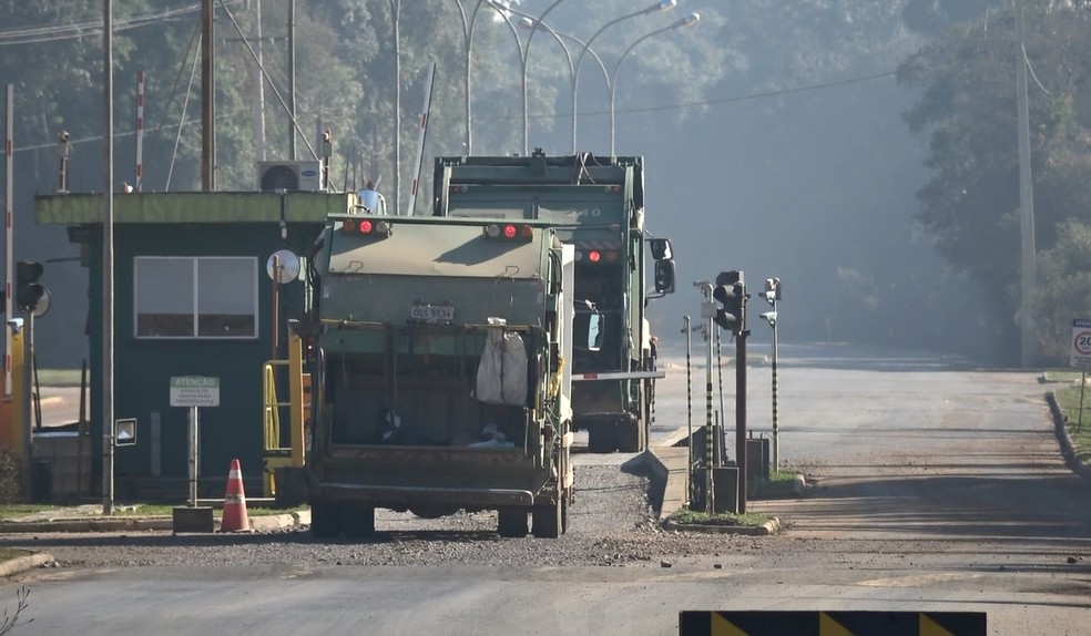 Cerca de 350 caminhões por dia descarregam lixo no aterro de Fazenda Rio Grande (Foto: Weliton Martins/RPC)