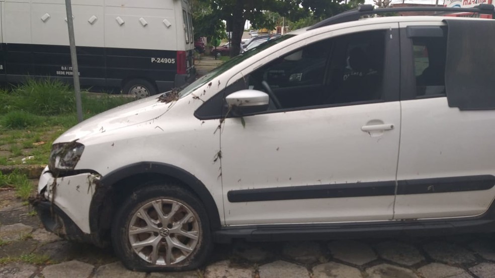 Bandidos fugiam de policial militar à paisana em carro roubado em Peruíbe (SP) — Foto: Nina Barbosa/G1