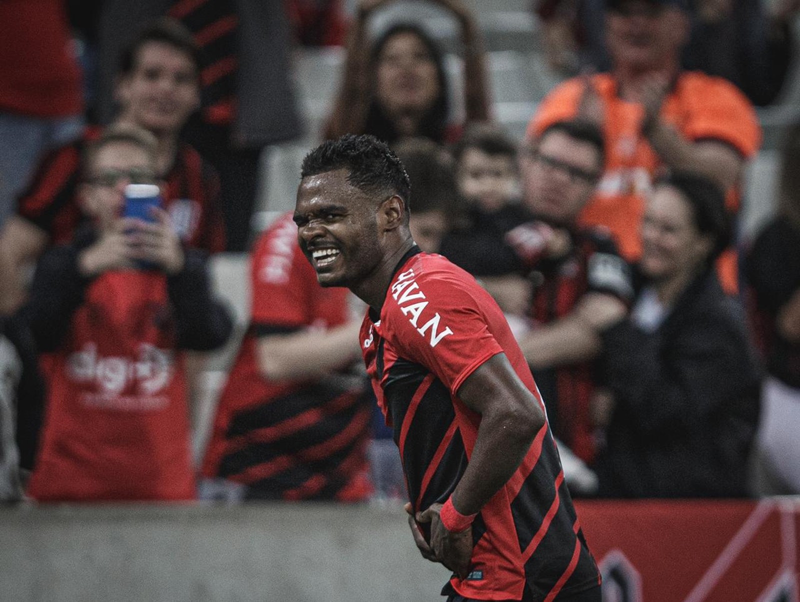 Corinthians faz nova consulta por Nikão; Athletico, mais uma vez, não libera