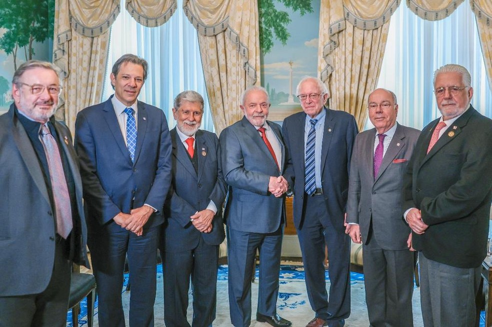 Lula e ministros durante encontro com o senador Bernie Sanders — Foto: Ricardo Stuckert/Presidência da República