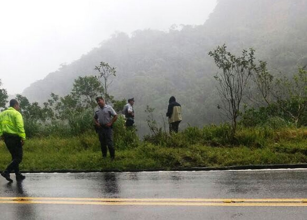 Caminhão caiu de ribanceira de 50 metros (Foto: Divulgação/Polícia Militar Rodoviária)