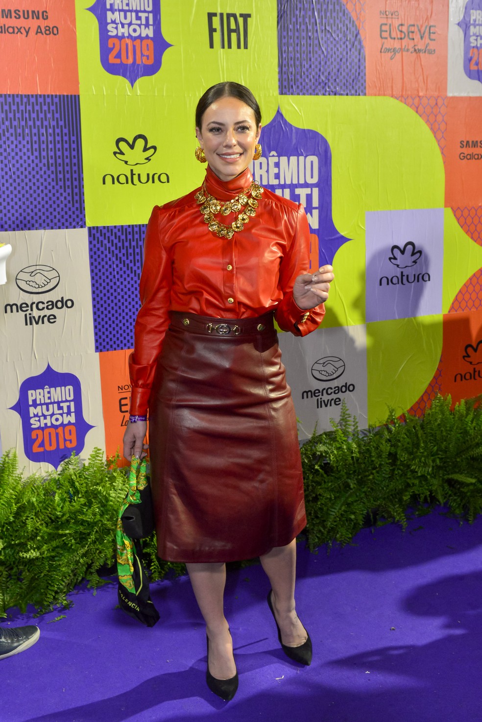 Paolla Oliveira monopolizou os flashes de saia mídi e camisa de manga, tudo de couro, com maxi joias. Vivi Guedes aprovaria! — Foto: Fabio Cordeiro/Gshow